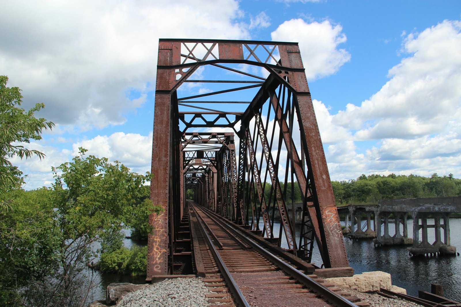 Looking north across bridge.  Photo credit: C. Hanchey; CC BY-NC 2.0 (https://www.flickr.com/photos/cmhpictures/6114484701